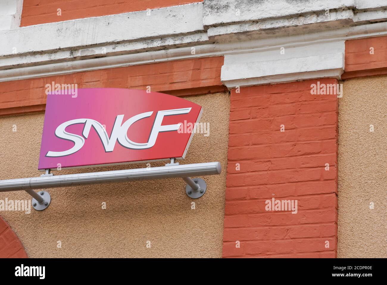 Bordeaux , Aquitaine / Francia - 08 25 2020 : logo SNCF e segno sulla parete della stazione Società nazionale della compagnia ferroviaria francese in Francia Foto Stock