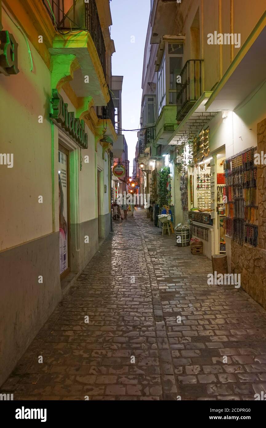 Tarifa Spagna, strada stretta di sera con negozi durante Covid Pandemic., Andalusia, costa de la luz, Spagna. Foto Stock