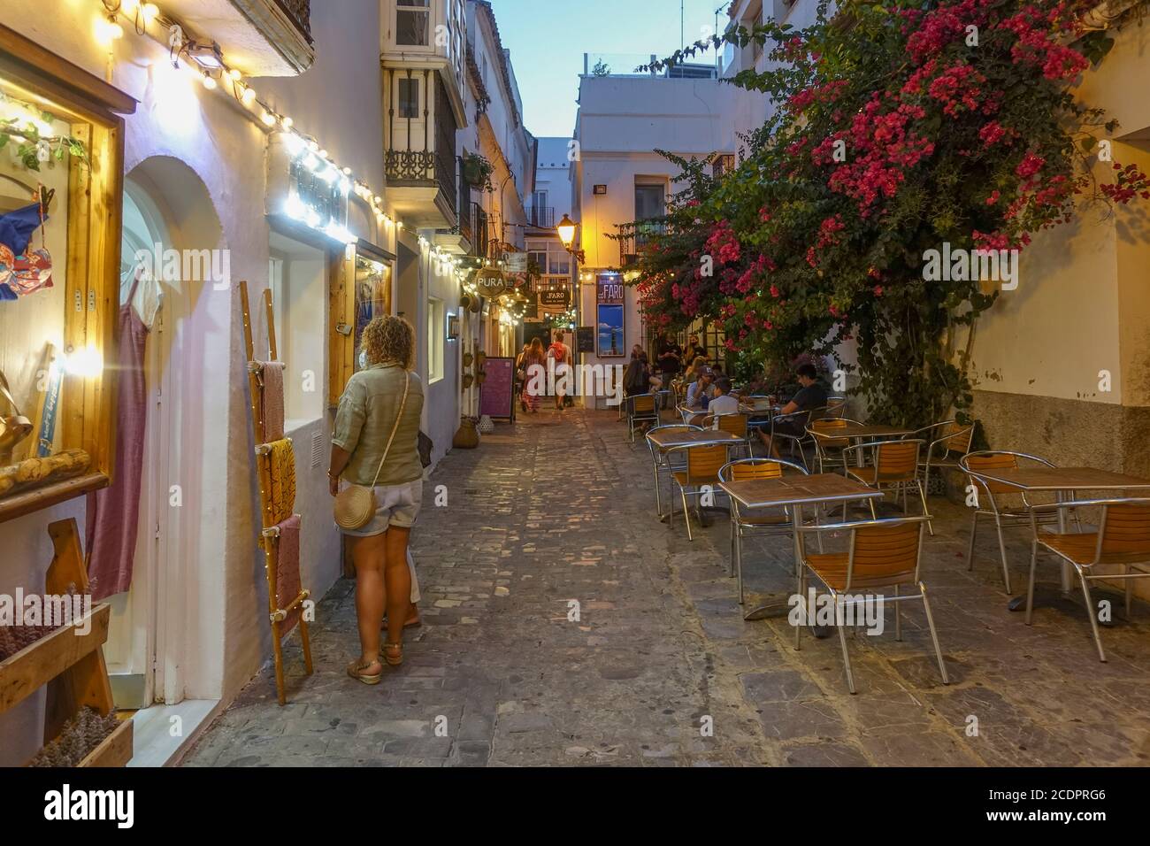 Tarifa Spagna, strada alla sera con bar e terrazze, e negozi, durante Covid Pandemic., Andalusia, costa de la luz, Spagna. Foto Stock