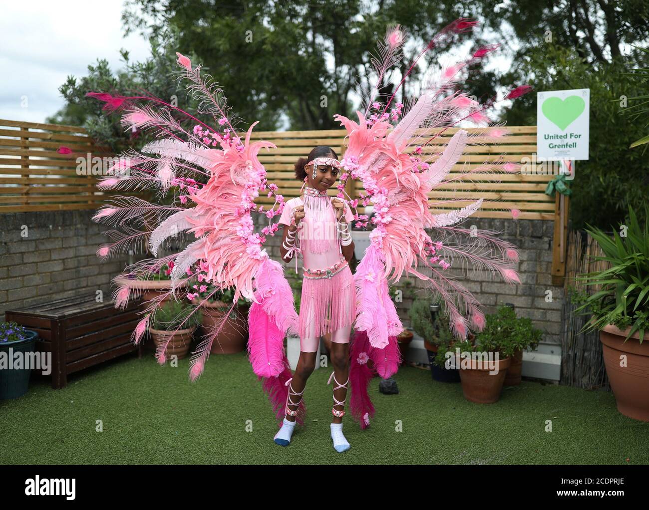 Notting Hill Carnival bambino ambasciatore A'ha Morris, 12, nel suo costume di Carnevale 2020 a casa sua a Notting Hill, Londra. Foto Stock