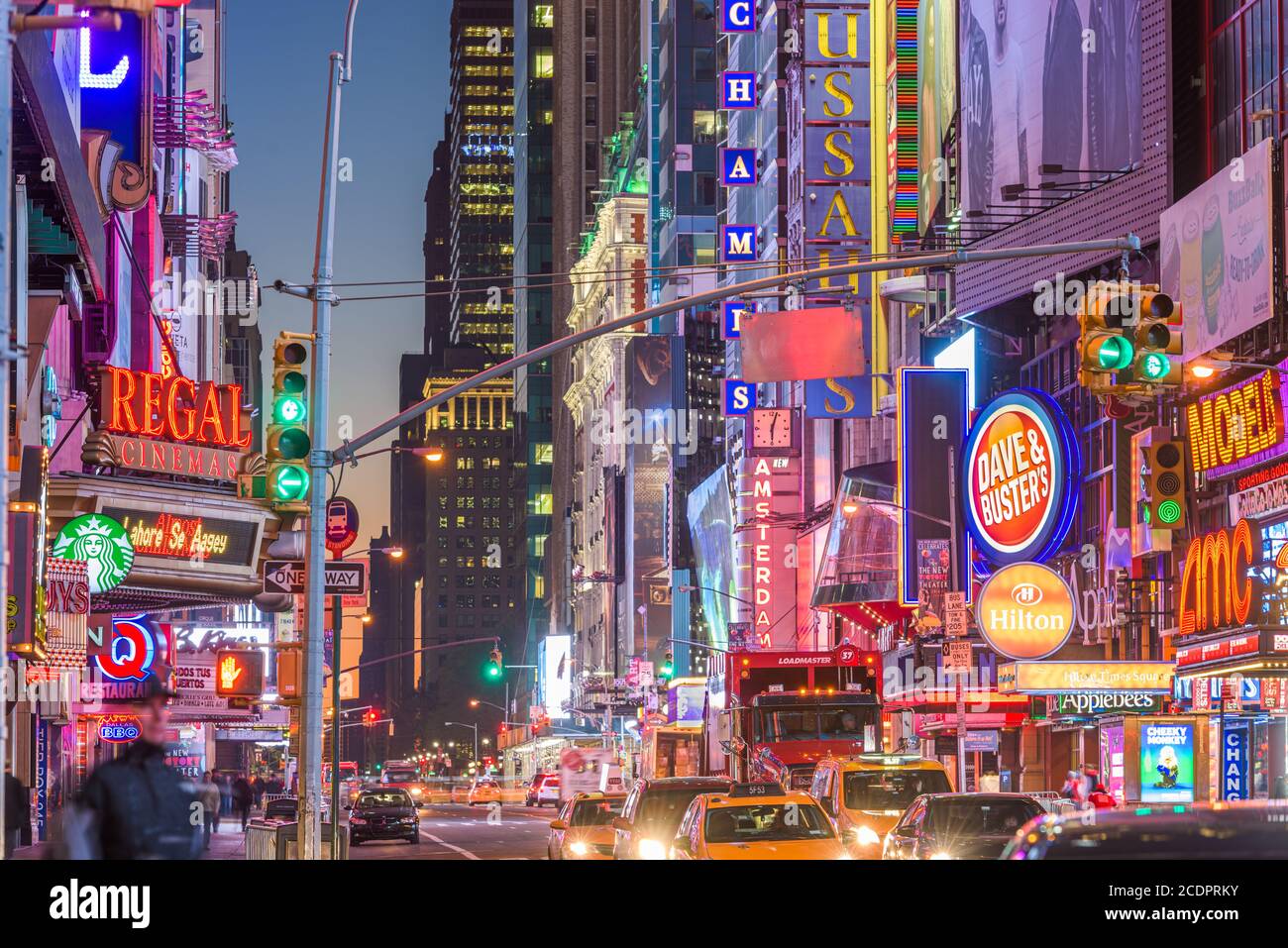 NEW YORK CITY - Novembre 14, 2016: il traffico si muove sotto le insegne della 42nd Street. Il Landmark street è sede di numerosi teatri, negozi, Foto Stock