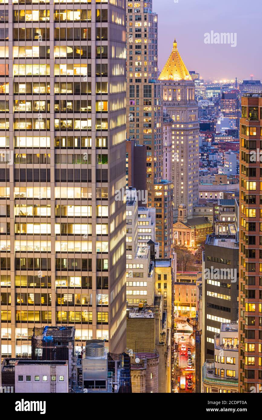 New York, New York, USA, vista su William Street verso il Palazzo del Tribunale Federale al crepuscolo. Foto Stock