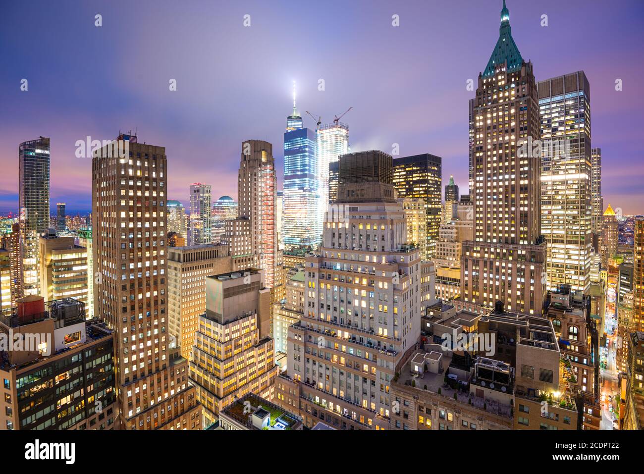 New York, New York, USA la parte inferiore di Manhattan Financial District cityscape da sopra al crepuscolo. Foto Stock