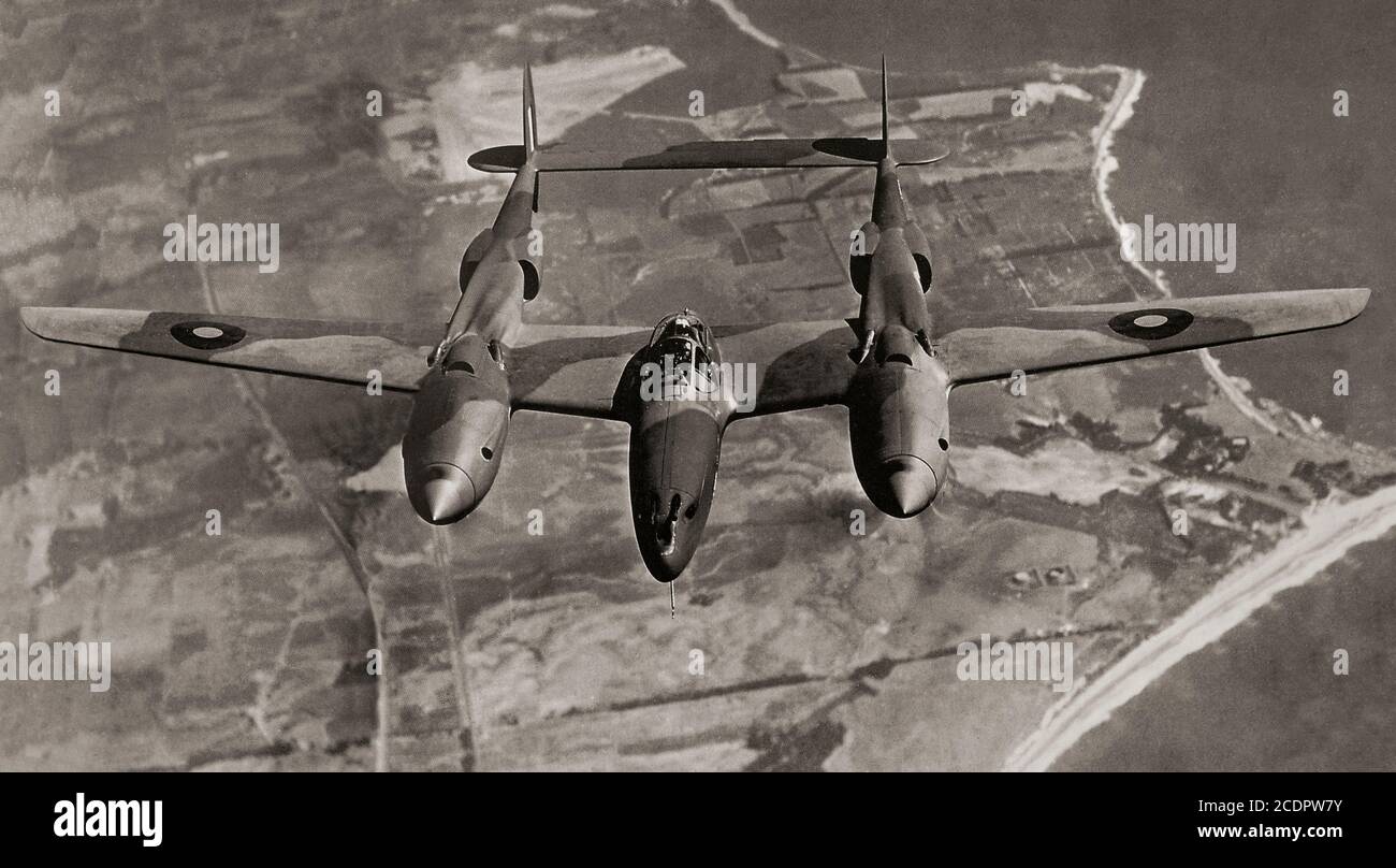 Il Lockheed P-38 Lightning era un aereo da combattimento americano della seconda guerra mondiale con due bracci separati e una navicella centrale contenente l'abitacolo e l'armamento. Insieme al suo uso come combattente generale, il P-38 servì in vari ruoli di combattimento aereo, combattente notturno, combattente di scorta a lungo raggio (con carri armati di caduta), pathfinder, e come combattente-bombardiere durante l'invasione della Normandia e l'avanzata alleata attraverso la Francia in Germania. È stato utilizzato anche nel ruolo di ricognizione aerea, il P-38 rappresentava il 90% del film aereo catturato in Europa. Foto Stock