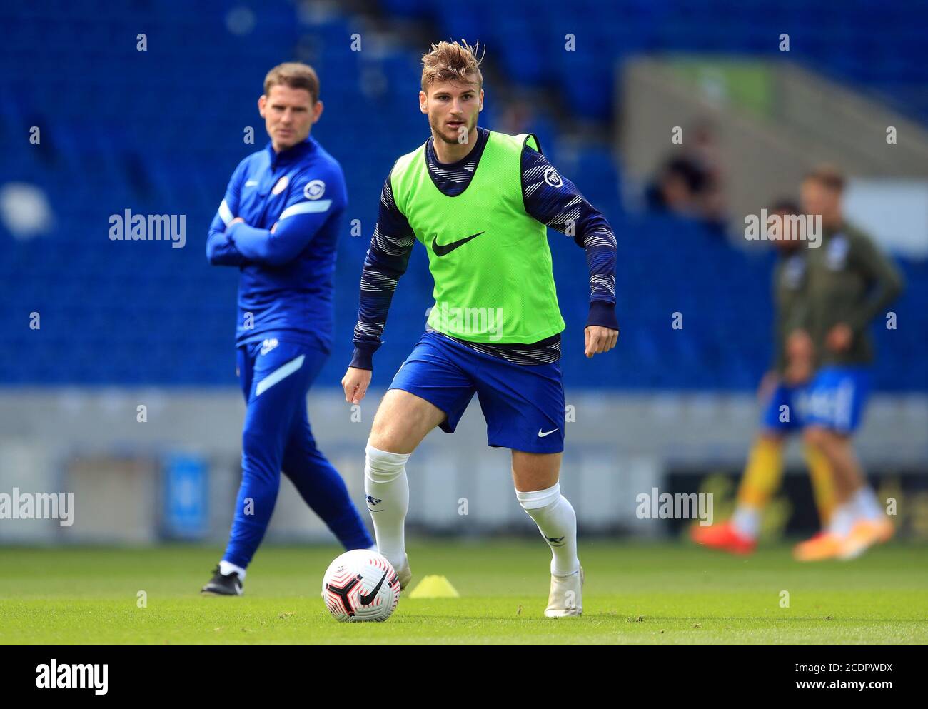 Il Timo Werner di Chelsea si riscalda prima dell'amichevole pre-stagione all'AMEX Stadium di Brighton, dove fino a 2500 tifosi sono stati autorizzati a guardare la partita dopo che il governo ha annunciato un'ulteriore serie di eventi sportivi che saranno utilizzati per pilotare il ritorno sicuro degli spettatori. Foto Stock