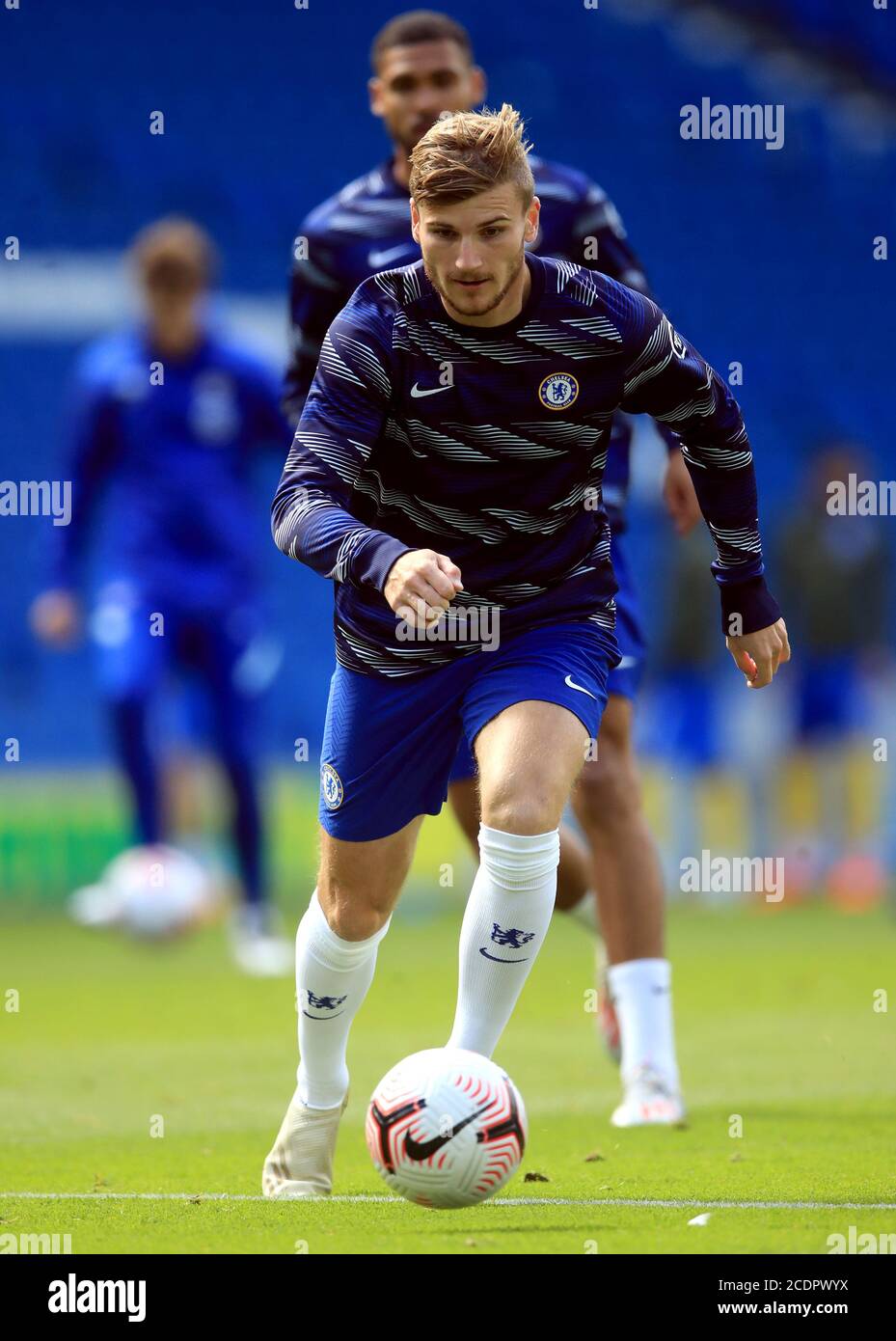 Il Timo Werner di Chelsea si riscalda prima dell'amichevole pre-stagione all'AMEX Stadium di Brighton, dove fino a 2500 tifosi sono stati autorizzati a guardare la partita dopo che il governo ha annunciato un'ulteriore serie di eventi sportivi che saranno utilizzati per pilotare il ritorno sicuro degli spettatori. Foto Stock