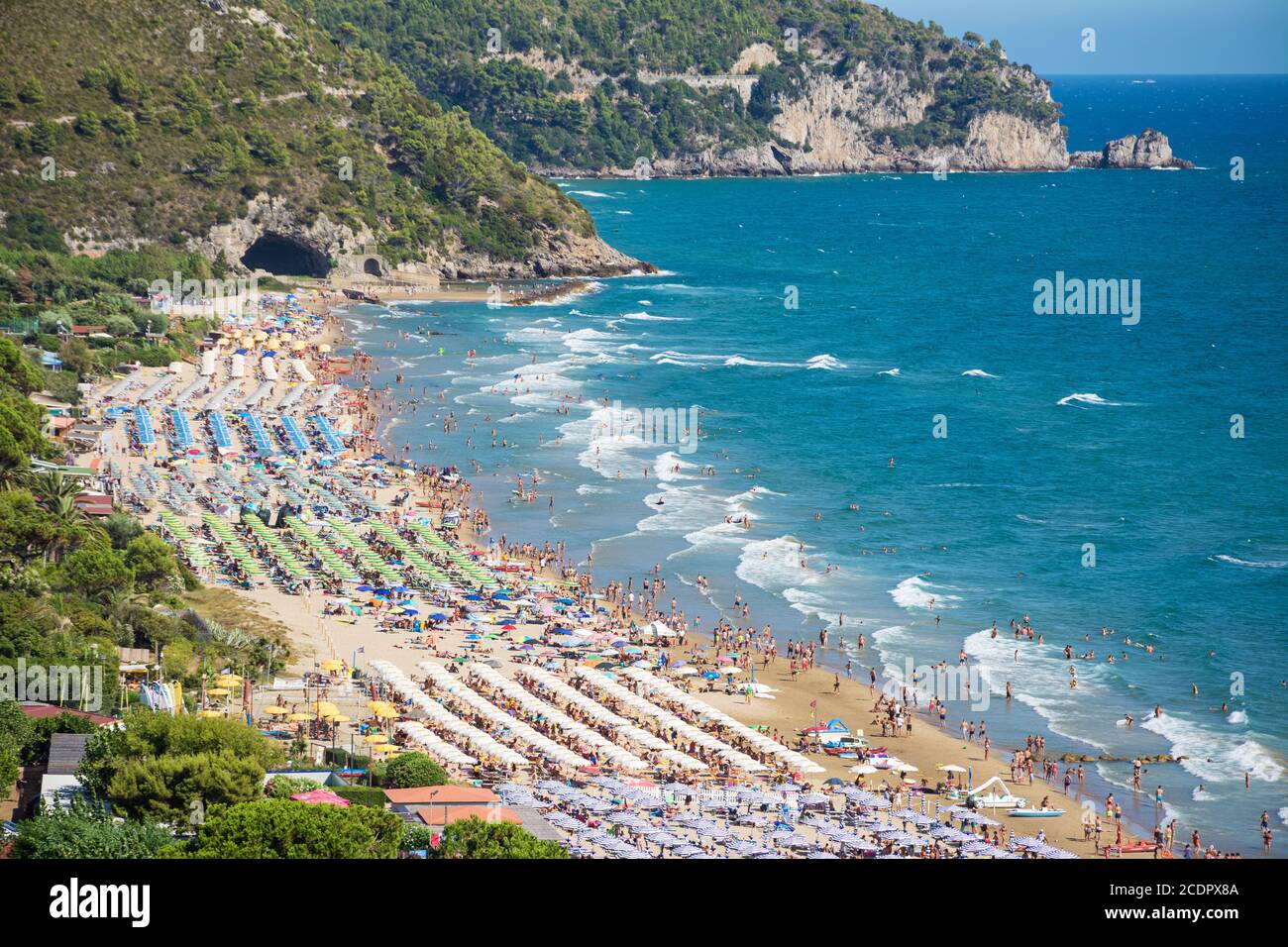 Vista panoramica sulla spiaggia di sabbia dorata di Sperlonga con l'antica Villa romana di Tiberio. Vacanze Italiane. Foto Stock