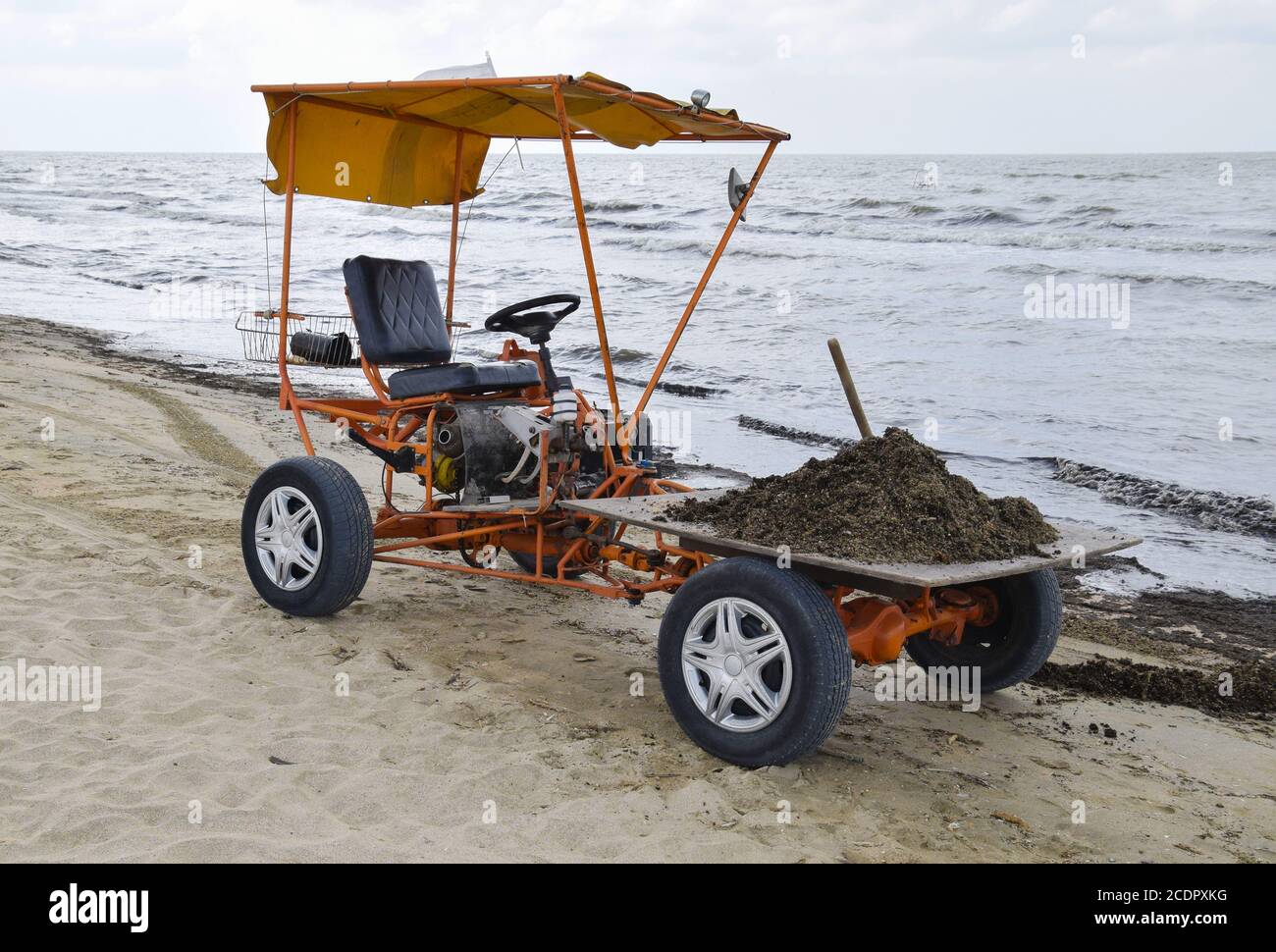 L'auto per la raccolta dei rifiuti dalla spiaggia. Pulizia sulla spiaggia, spiaggia pulita da fango e rifiuti Foto Stock