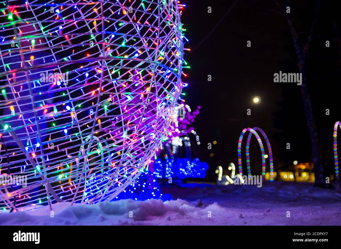 Nuovo anno grande palla di luci per strada; Capodanno, Natale Foto Stock
