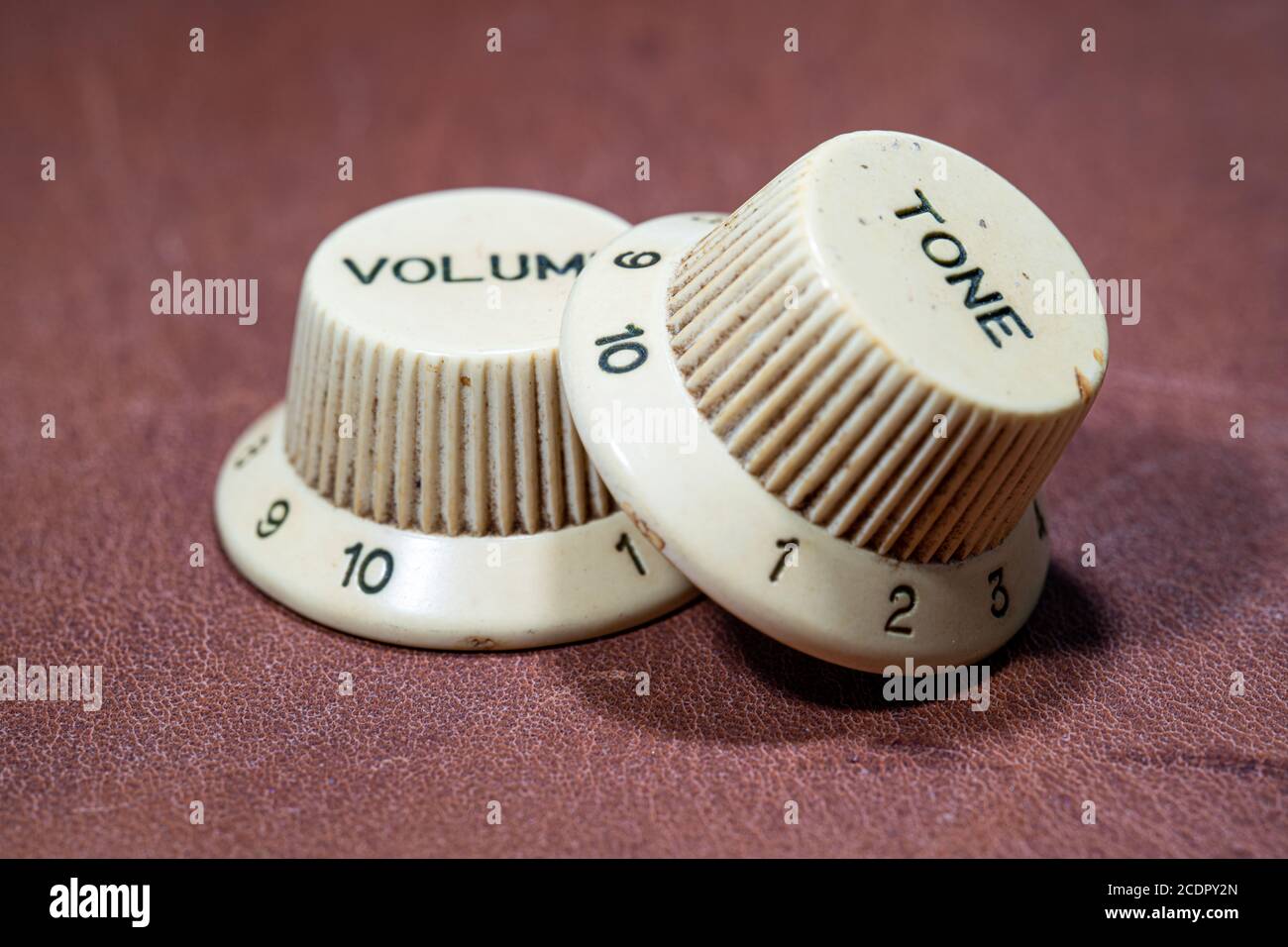 Volume della chitarra o del basso della vecchia scuola e manopole del tono Foto Stock