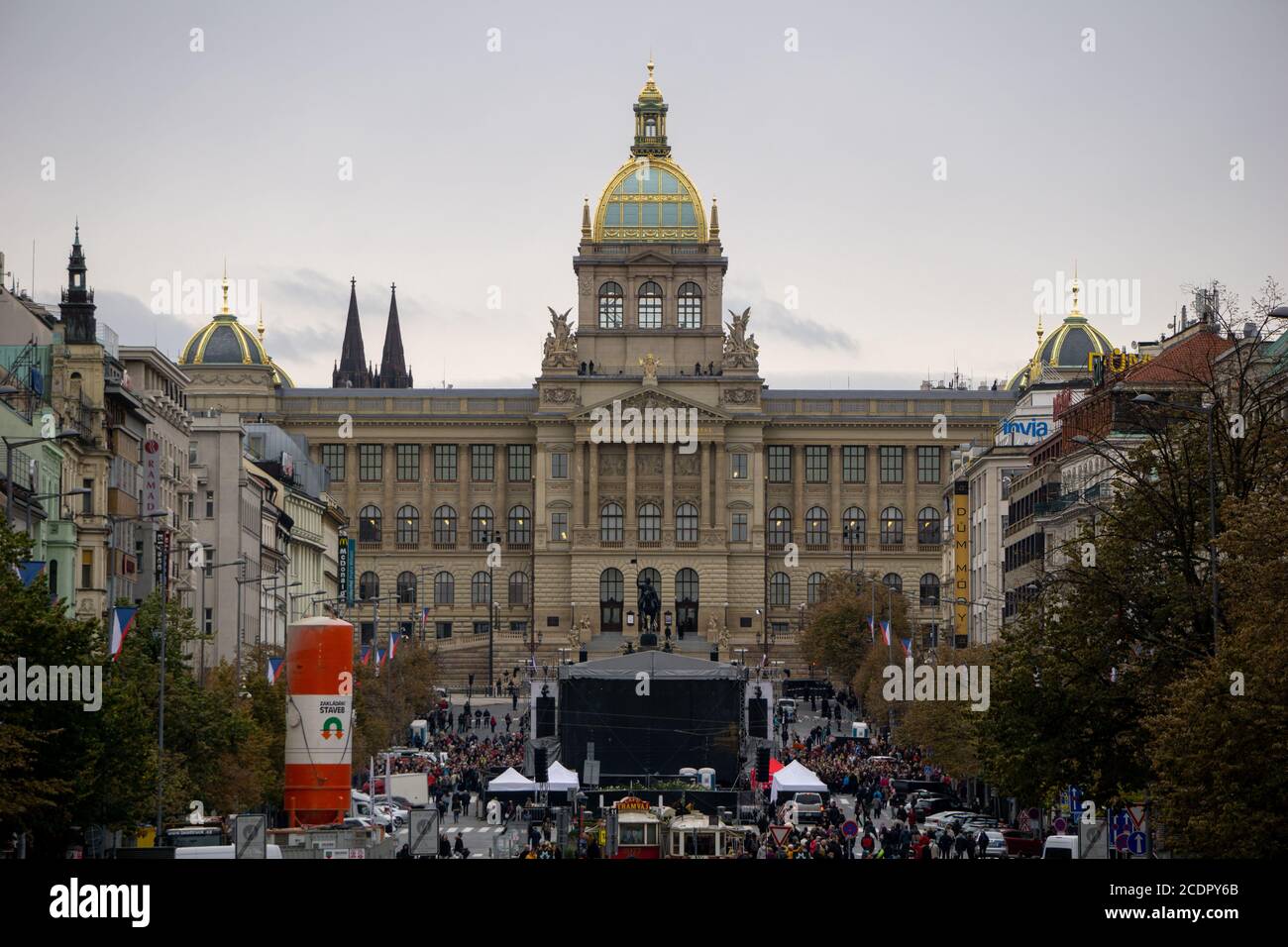 Praga, Czechia - 27.10.2018: Palco allestito in Piazza Venceslao con l'edificio del Museo Nazionale sullo sfondo Foto Stock