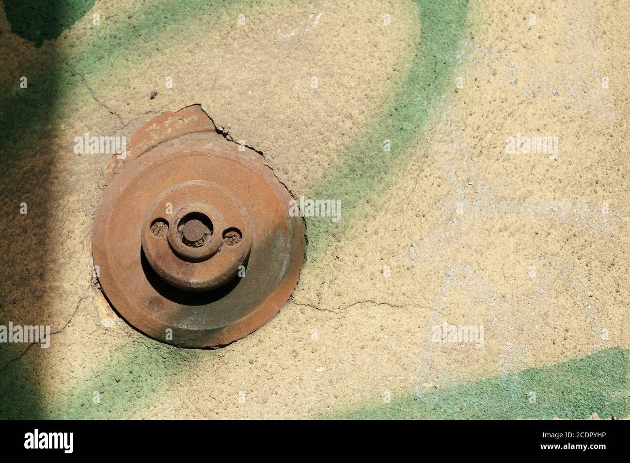 Vecchio pulsante campanello arrugginito all'ingresso di una casa a praga Foto Stock