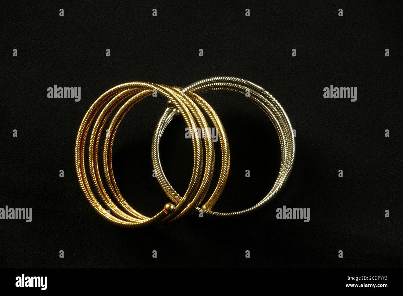 Attorcigliato. Bracciale o bracciale? Foto Stock