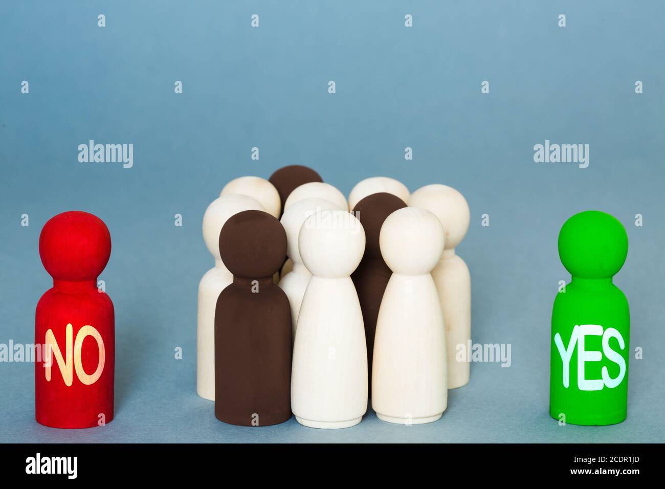 Un concetto di voto con un gruppo di elettori e di persone che decidono se votare sì o no per decidere un'elezione, un voto o un referendum Foto Stock