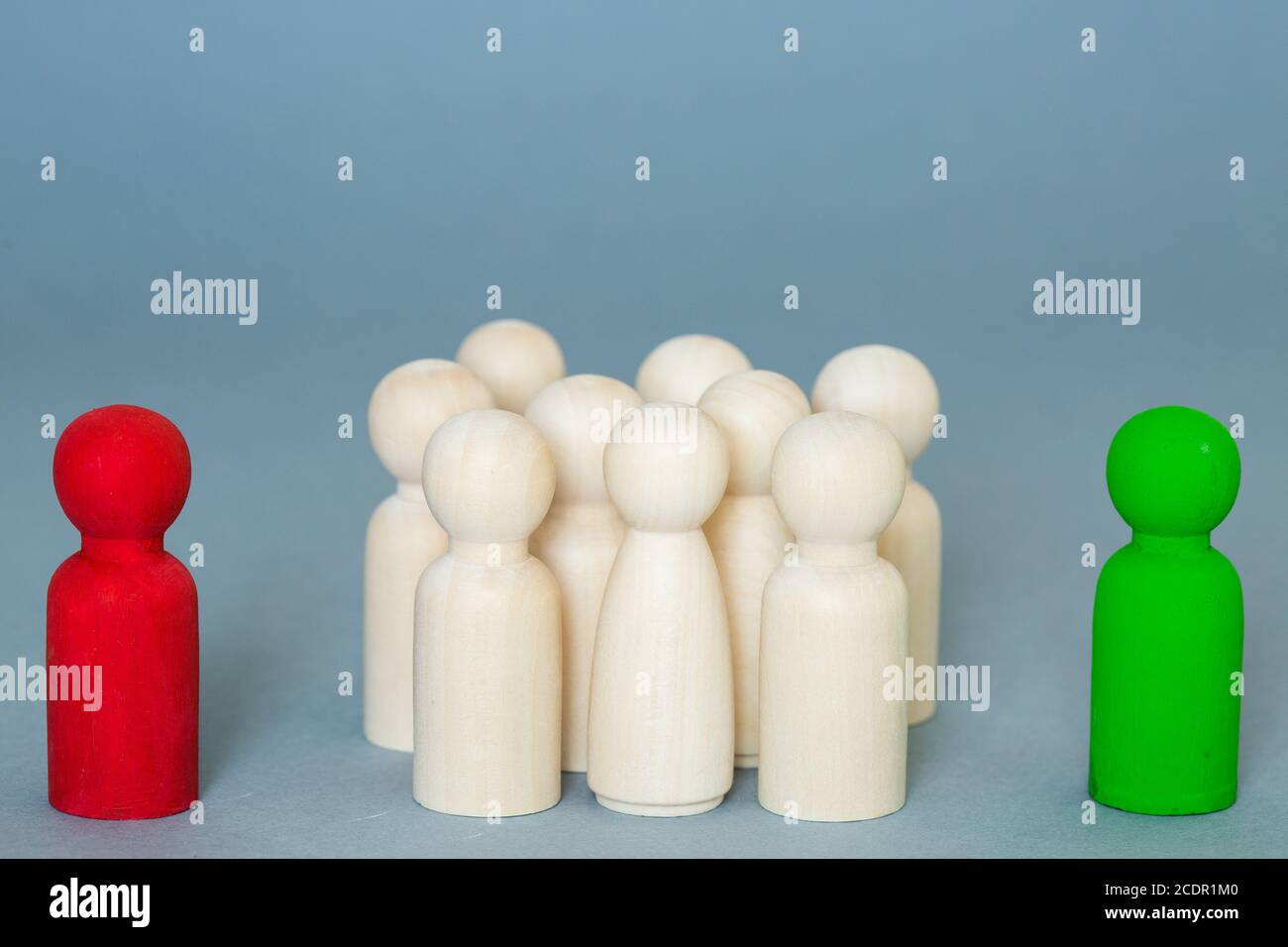 Un concetto di voto con un gruppo di elettori e di persone che decidono se votare sì o no per decidere un'elezione, un voto o un referendum Foto Stock