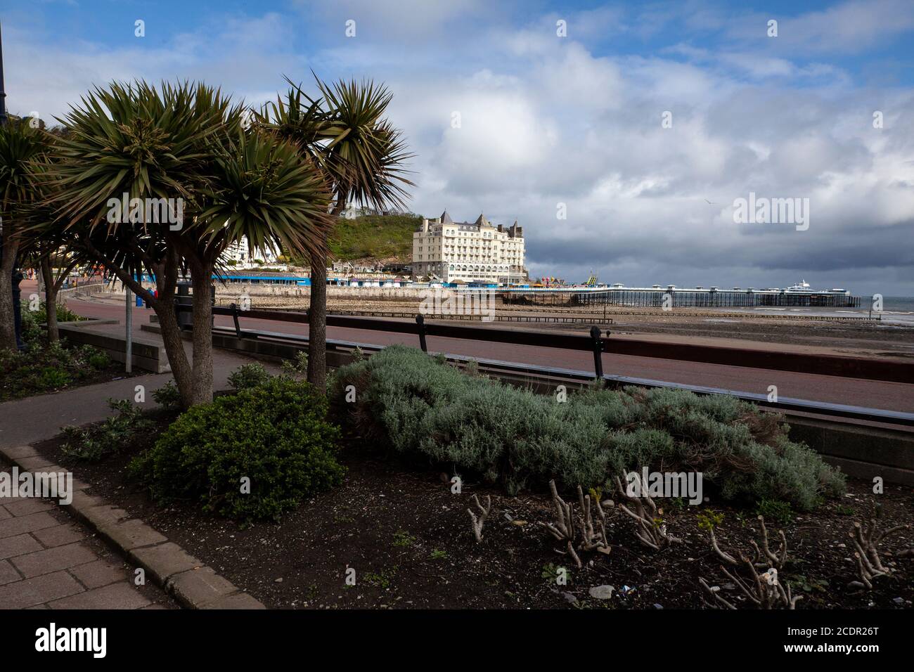 Una vista della North Shore, Grand Hotel, Pier e Promenade a Llandudno, Galles del Nord, una popolare località balneare Foto Stock