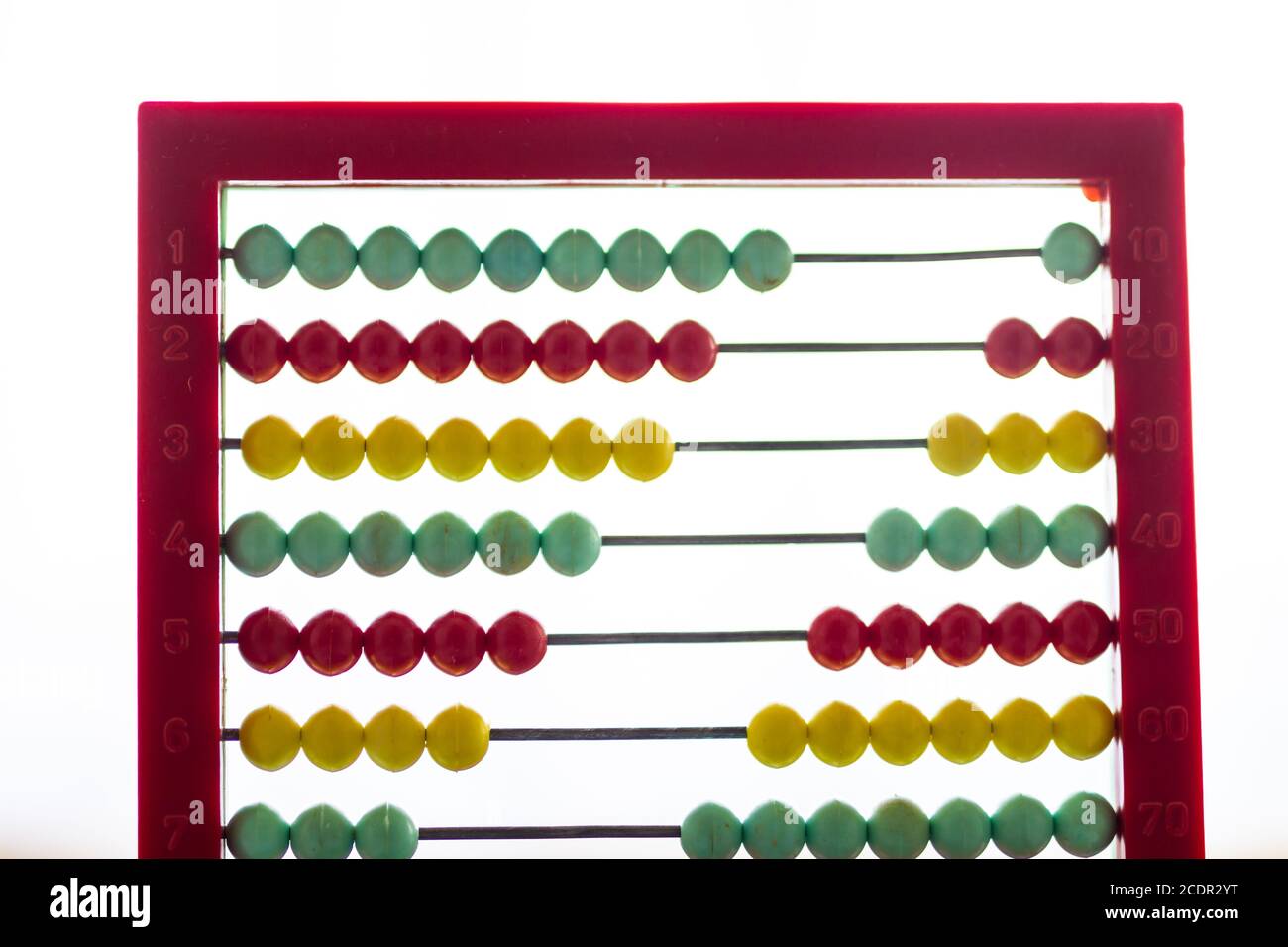Toy abacus con arcobaleno perline colorate su sfondo bianco Foto Stock