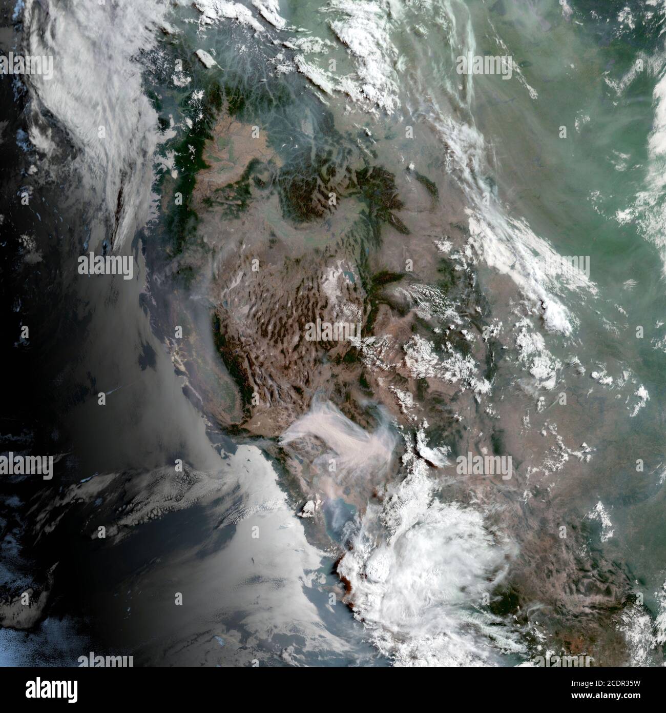 CALIFORNIA, Stati Uniti d'America - 02 agosto 2020 - il satellite operativo geostazionario ambientale 17 (GOES-17) ha acquisito questa immagine del fuoco di Apple come esso rabbia Foto Stock