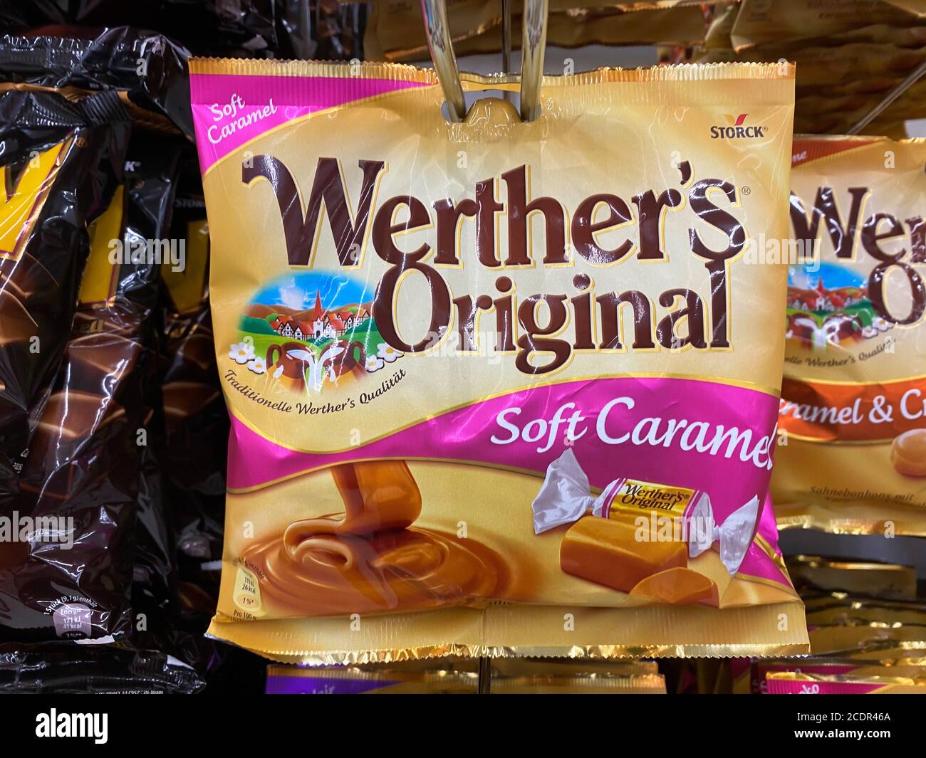Viersen, Germania - 9 agosto. 2020: Vista sul pacchetto werther´s caramelle  echte originali in scaffale del supermercato tedesco Foto stock - Alamy