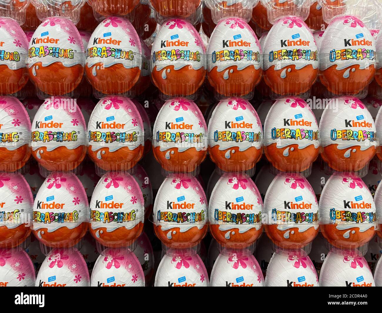 Viersen, Germania - 9 luglio. 2020: Vista su uova a sorpresa in kinder impilato in scaffale del supermercato tedesco Foto Stock