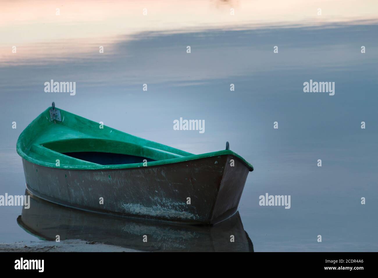 Piccola barca su un'acqua tranquilla, scena tranquilla, spazio per le copie Foto Stock