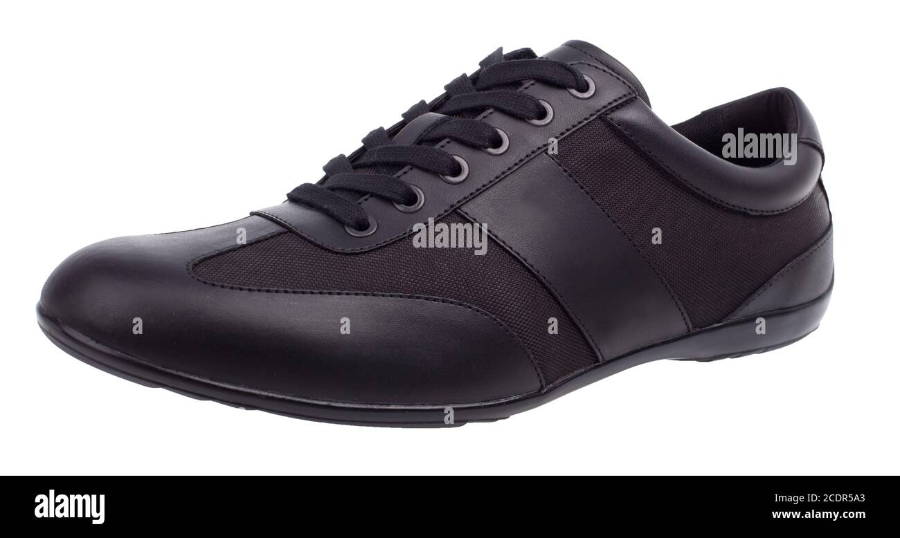 Uomo moda cuoio nero scarpe su sfondo bianco. Calzature casual ed eleganti. Foto Stock