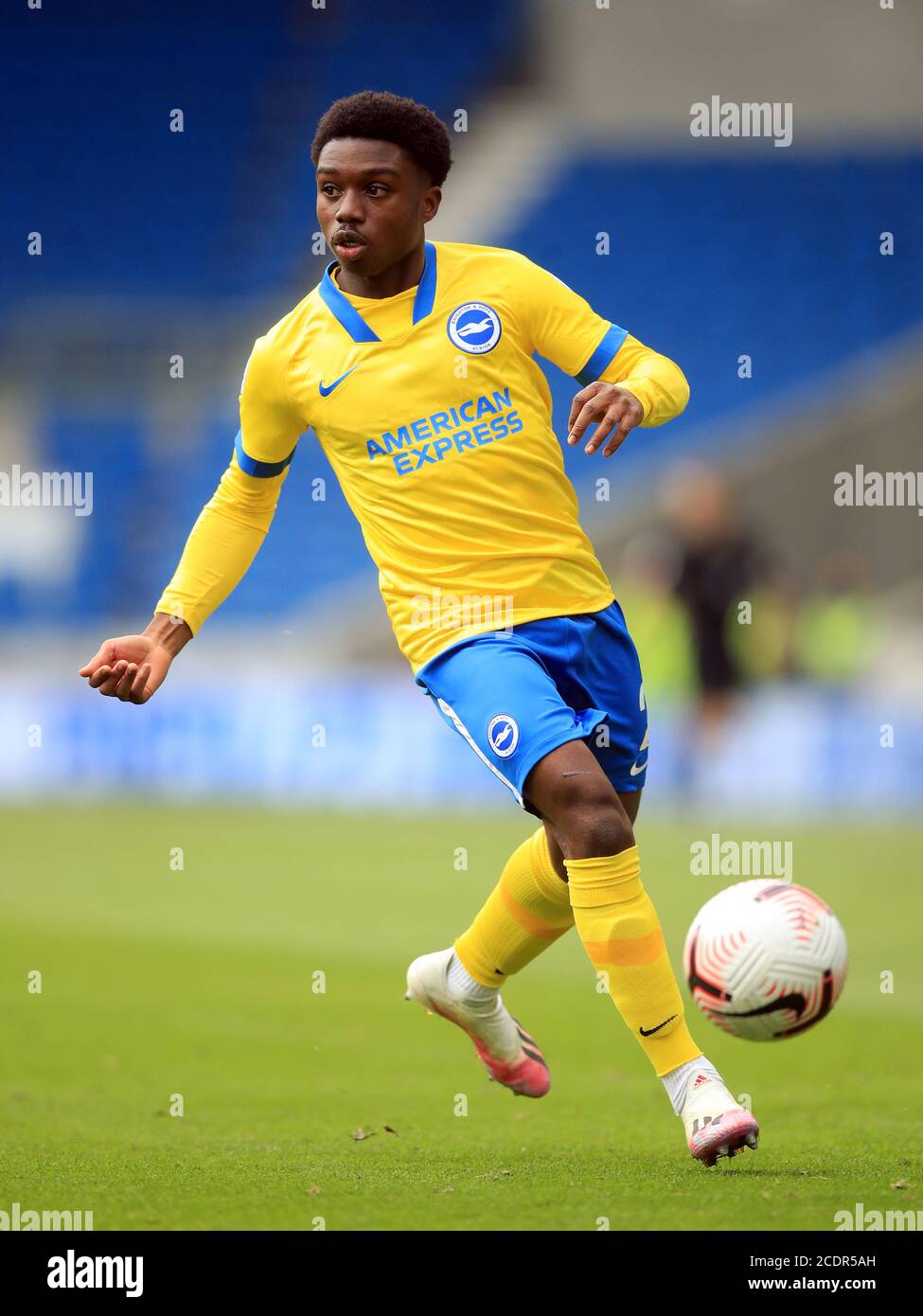 Brighton e Hove Albion's Tariq Lamptey durante il pre-stagione amichevole allo stadio AMEX di Brighton, dove fino a 2500 tifosi sono stati autorizzati a guardare la partita dopo che il governo ha annunciato un ulteriore lotto di eventi sportivi che saranno utilizzati per pilotare il ritorno sicuro degli spettatori. Foto Stock