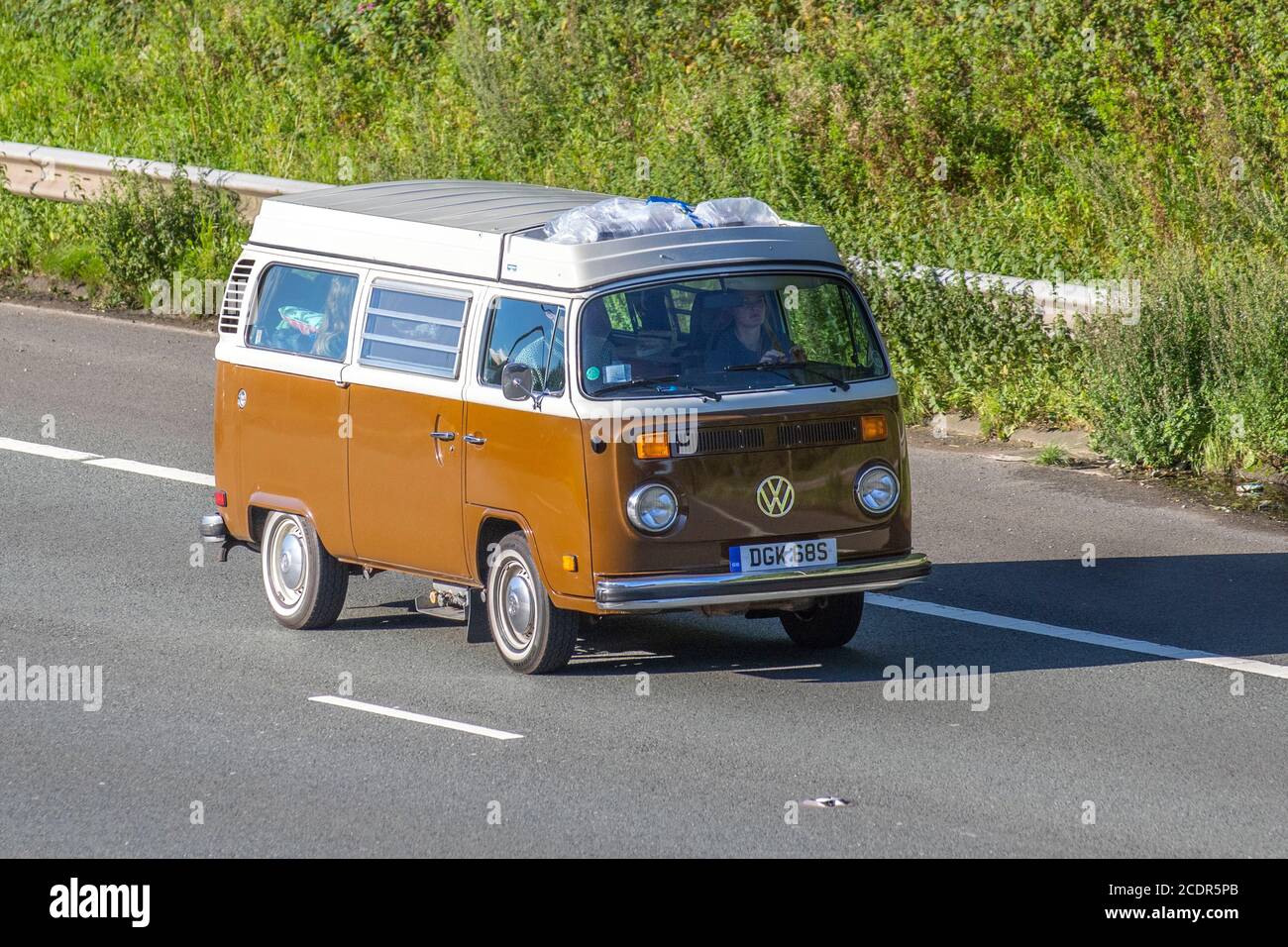 1978 70s anni '70 MARRONE BIANCO VW Volkswagen Caravans e case automobilistiche, camper sulle strade della Gran Bretagna, camper tempo libero veicolo, vacanze in famiglia, vacanze caravanette, Touring caravan vacanza, 70s conversioni furgoni, Vanagon autohome, vita sulla strada, baia finestra dormobile sull'autostrada M6, Regno Unito Foto Stock