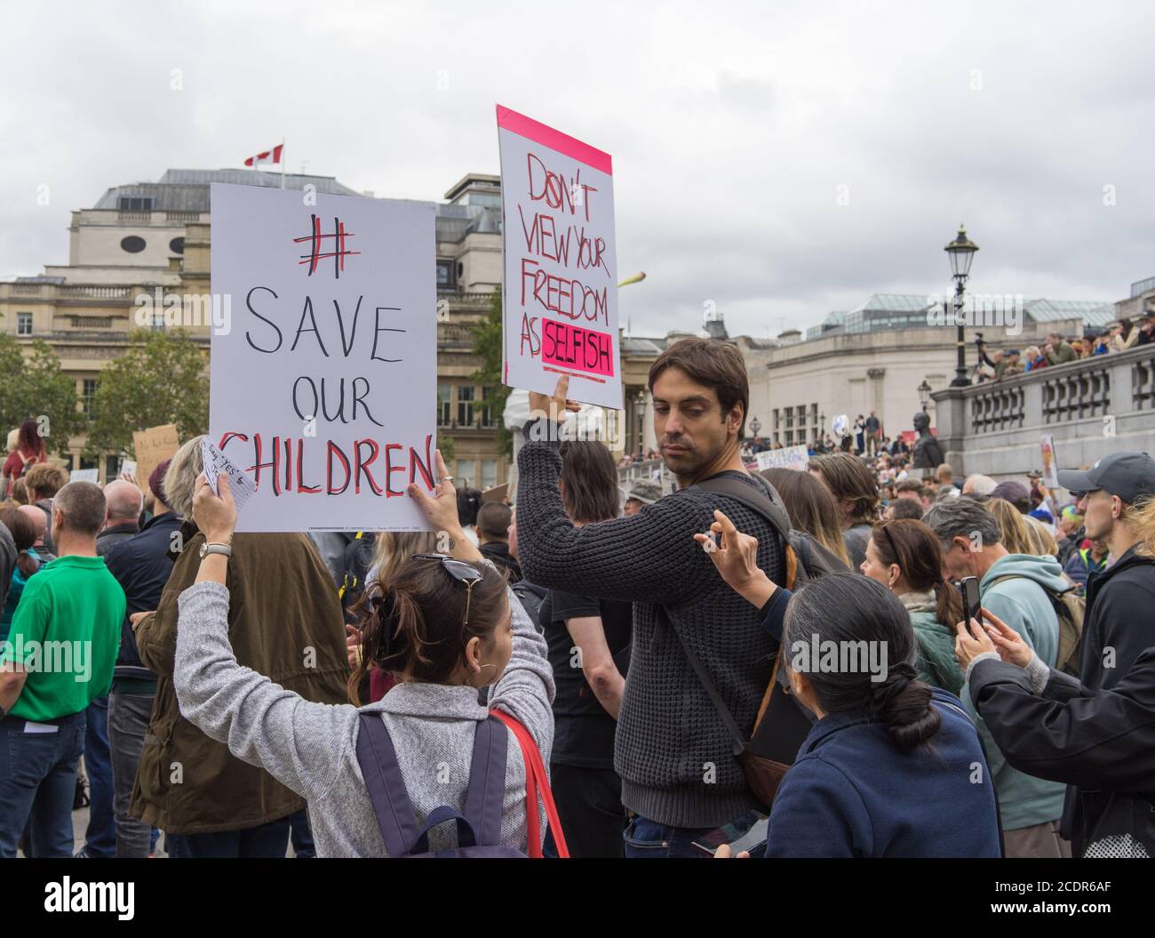 Unitevi per la libertà, i vaccini e le maschere protestano contro le misure del covid-19 in Trafalgar Square. Londra - 29 agosto 2020 Foto Stock