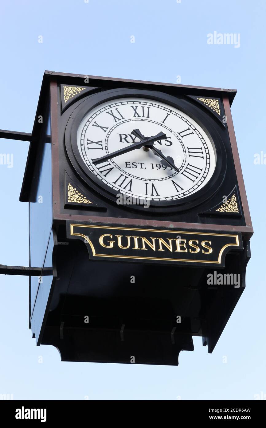 Odense, Danimarca - 16 agosto 2018: Orologio urbano con il cartello della  birra Guinness. Guinness è un cupo irlandese secco stout Foto stock - Alamy