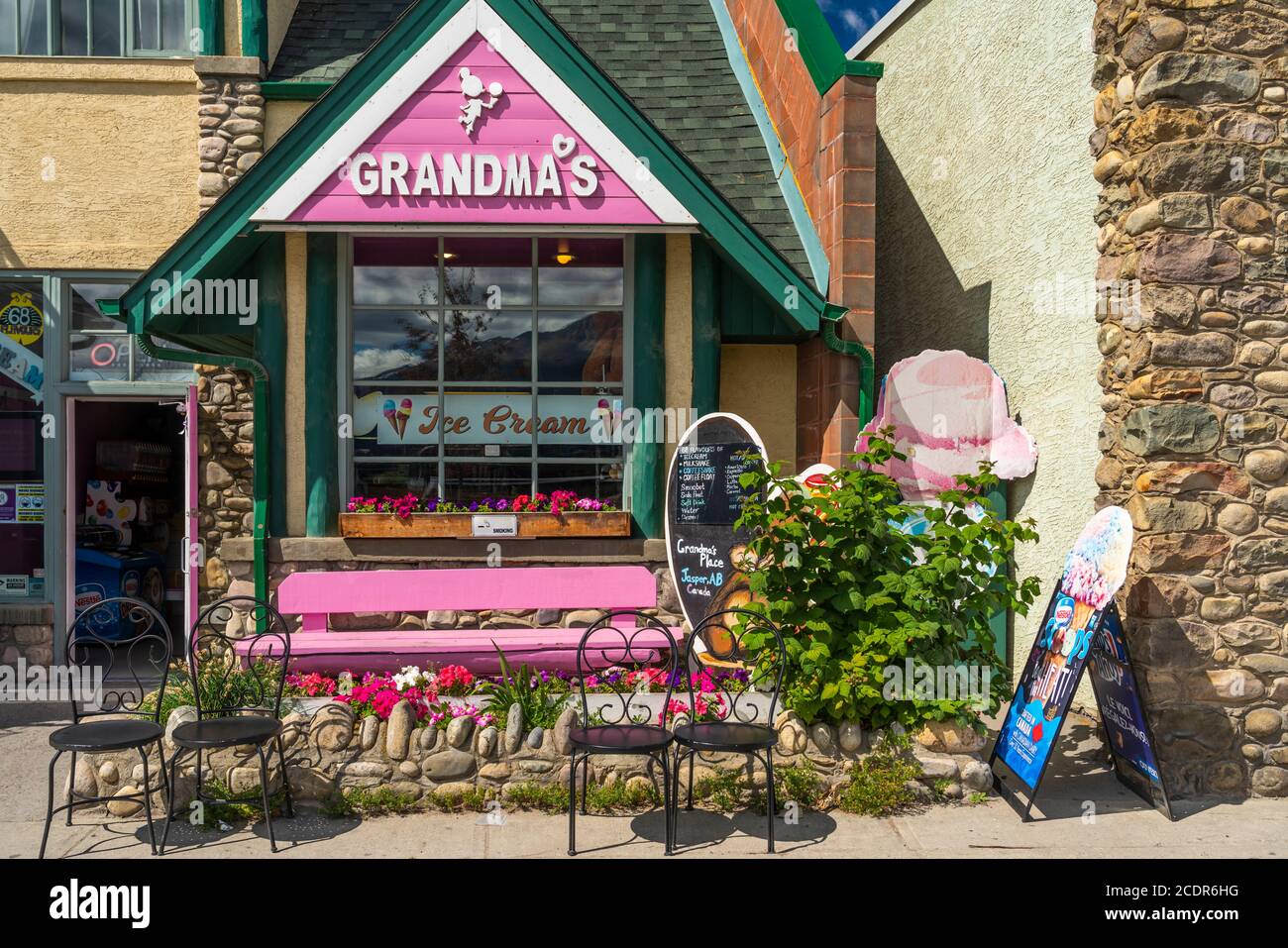 Negozi nella cittadina di Jasper, Jasper National Park, Alberta, Canada. Foto Stock
