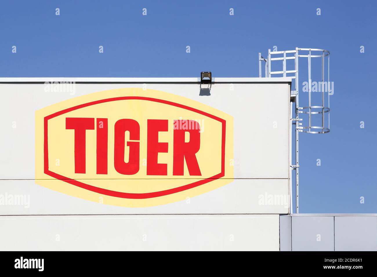 Fareins, Francia - 30 maggio 2020: Logo Tiger su un edificio. Tiger è uno dei principali produttori di sistemi di rivestimento Foto Stock