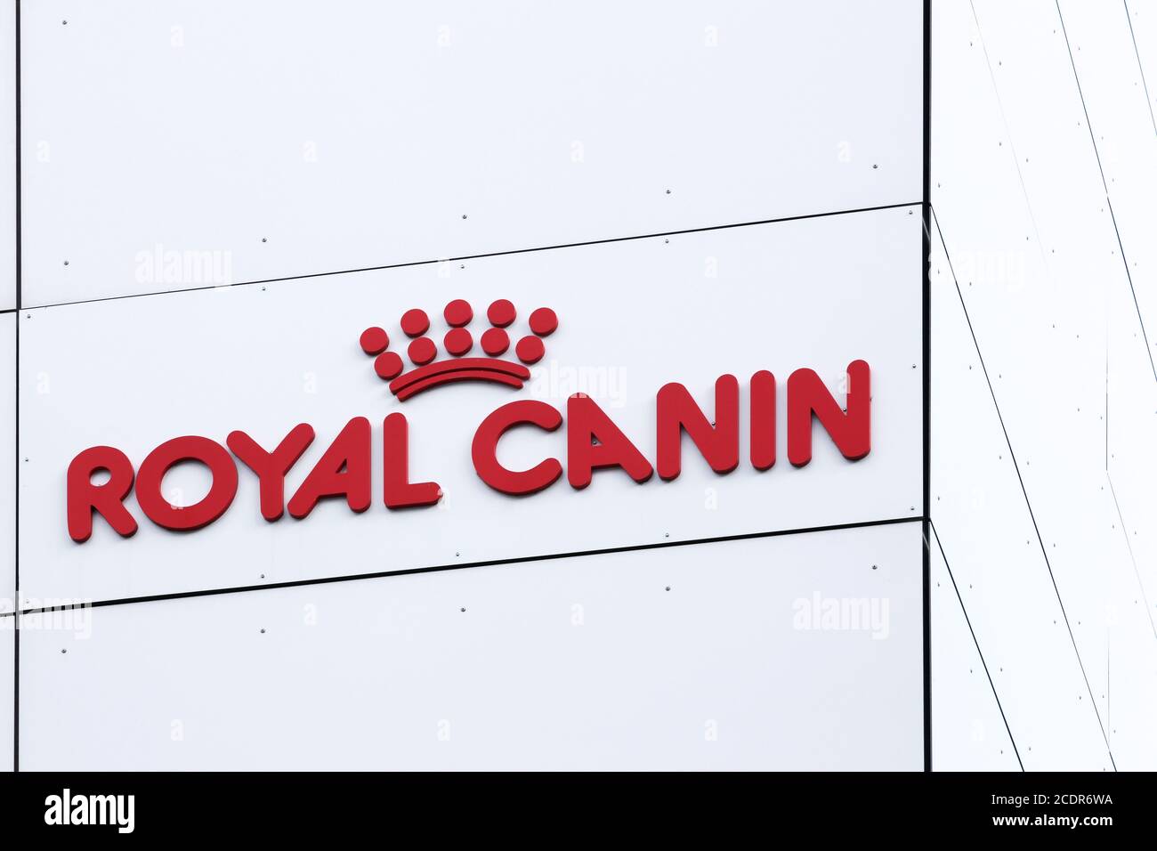 Amager, Danimarca - 3 agosto 2019: Logo Royal Canin su un muro. Royal Canin produce e fornisce mangimi per cani e gatti in tutto il mondo Foto Stock