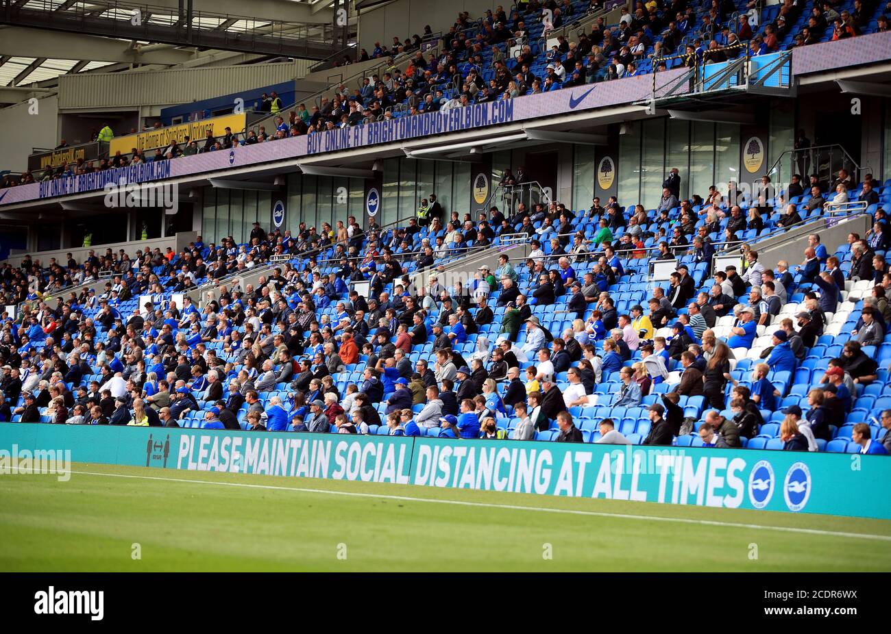 I fan di Brighton e Hove Albion che aderiscono alle misure di divaricazione sociale negli stand guardano l'azione in campo durante l'amichevole pre-stagione all'AMEX Stadium di Brighton, dove fino a 2500 tifosi sono stati autorizzati a guardare la partita dopo che il governo ha annunciato un'altra partita di eventi sportivi che saranno utilizzati per pilotare il ritorno sicuro degli spettatori. Foto Stock