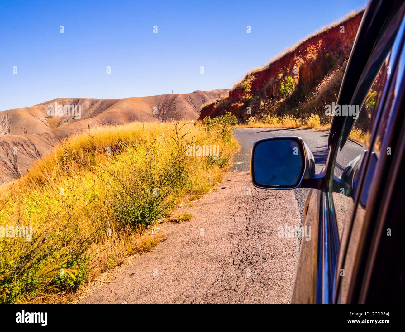 Guida un'auto attraverso i paesaggi panoramici degli altopiani del Madagascar Foto Stock