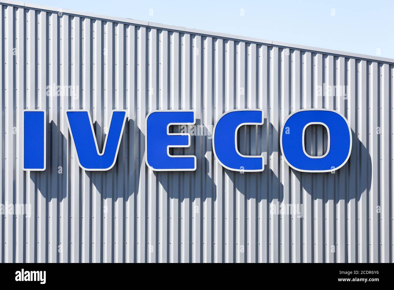 Villefranche, Francia - 17 maggio 2020: Logo Iveco su un edificio. Iveco è un'azienda italiana di produzione di veicoli industriali con sede a Torino Foto Stock