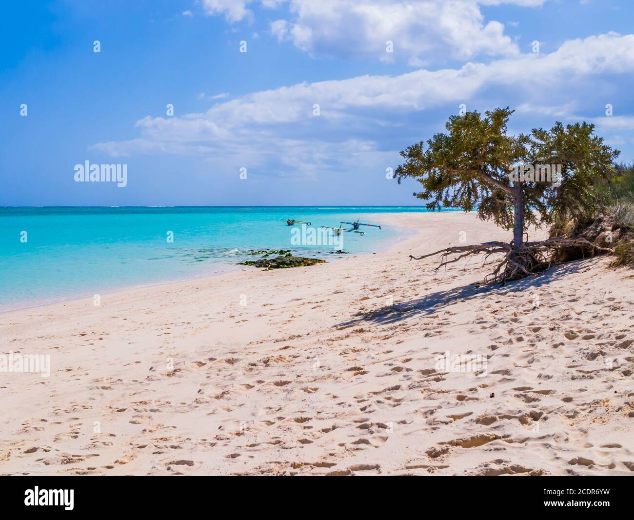 Idilliaca isola di Nosy VE, con spiaggia di sabbia bianca, mare smeraldo e tipiche piroghe outrigger ormeggiate sullo sfondo, Oceano Indiano, Madagascar Foto Stock