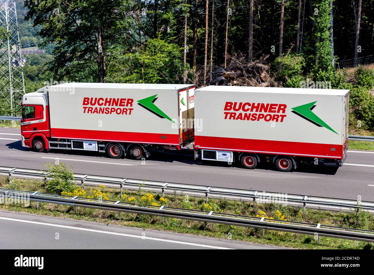 Carrello combinato a temperatura controllata per trasporto Buchner in autostrada. Foto Stock