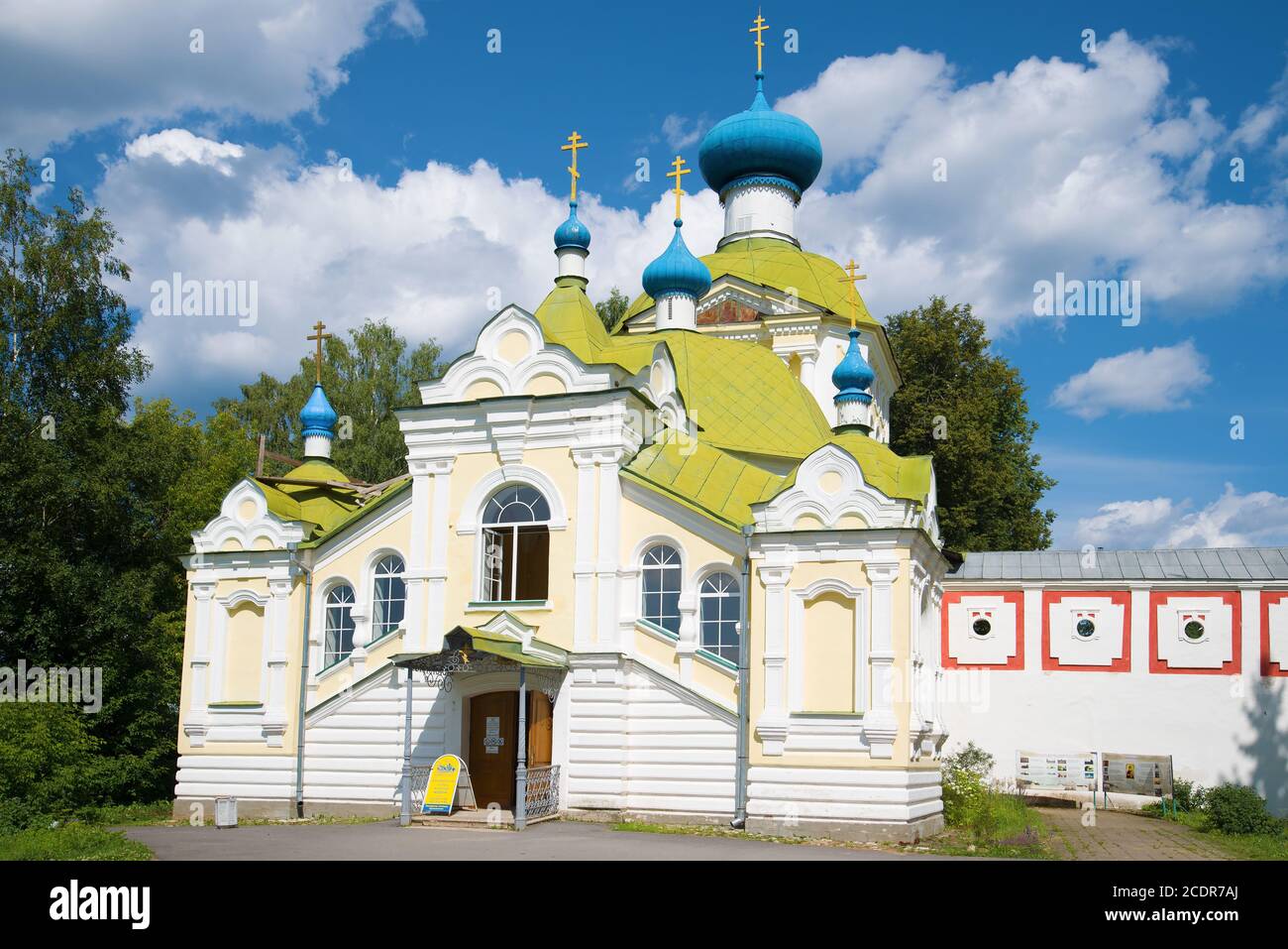 TIKHVIN, RUSSIA - 12 LUGLIO 2018: Porta chiesa 'icone della Madre di Dio' (Chiesa su un portico) primo piano nel pomeriggio di luglio Foto Stock