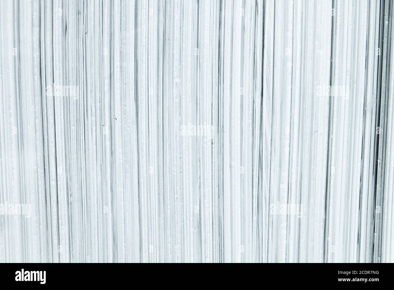 Tratti di vernice bianca su una vetrina, sfondo astratto Foto Stock