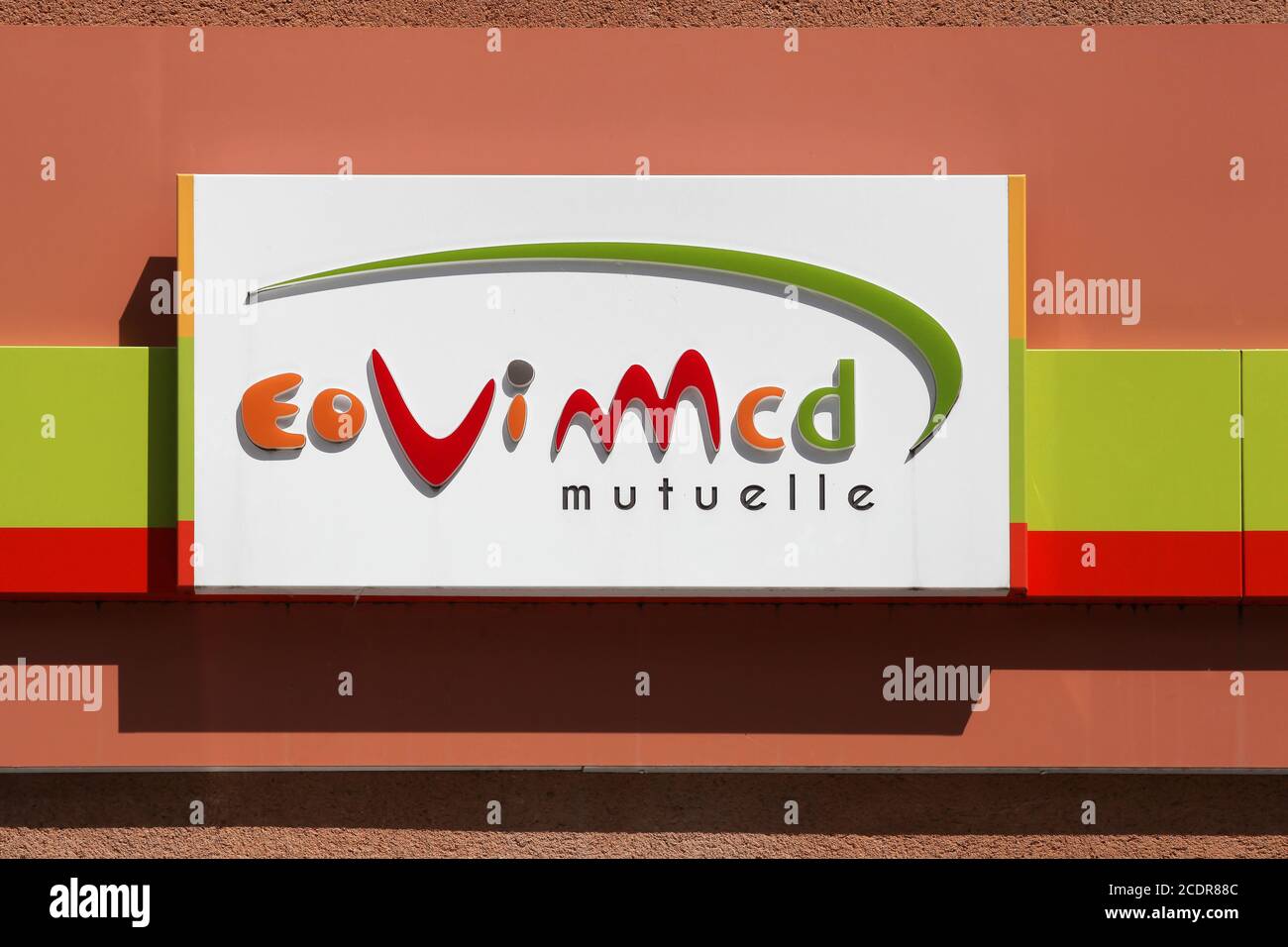 Saint Chamond, Francia - 21 giugno 2020: Logo Eovi MCD Mutuelle su un muro. Eovi MCD Mutuelle è un mutuo nazionale interprofessionale per la salute Foto Stock