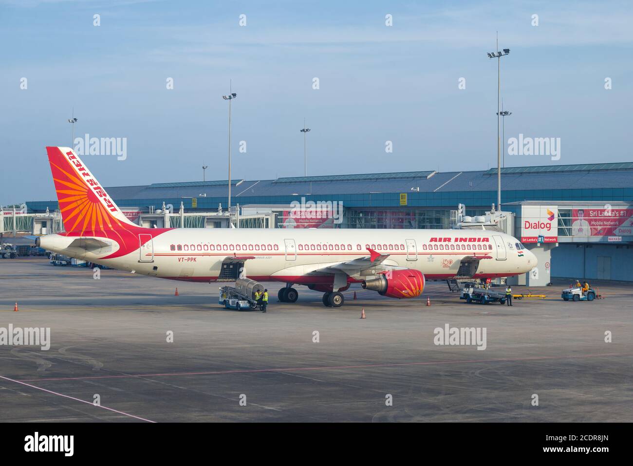 COLOMBO, SRI LANKA - 24 FEBBRAIO 2020: Airbus A321-211 (VT - PPK) di Air India all'aeroporto di Bandaranaike in una mattinata di sole Foto Stock