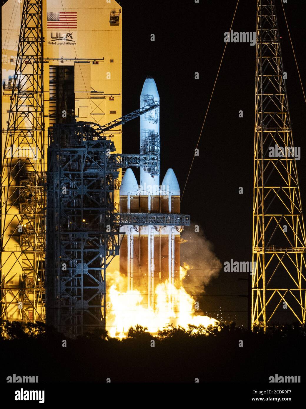 Cape Canaveral, Florida, Stati Uniti. 29 agosto 2020. A T-3 secondi, una United Launch Alliance (ULA) Delta IV Heavy ha subito un'interruzione a caldo sul complesso 37 presso la Cape Canaveral Air Force Station, Florida, sabato 29 agosto 2020. L'ULA avrebbe dovuto lanciare questa mattina un satellite per l'Ufficio Nazionale di Ricolognizione, ma a causa di questioni tecniche. Foto di Joe Marino/UPI Credit: UPI/Alamy Live News Foto Stock
