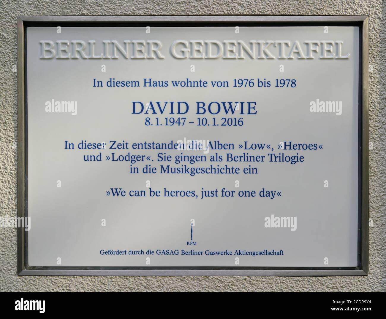 Lapide commemorativa a David Bowie nella sua ex casa in Berlino Schoeneberg Foto Stock