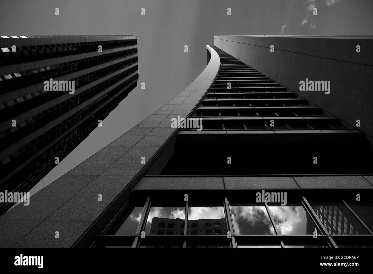 Guardando verso la Chase Tower a Chicago, Illinois, USA dal piano terra. Grattacielo in piena espansione progettato da Perkins+Vill e C.F. Murphy associati Foto Stock