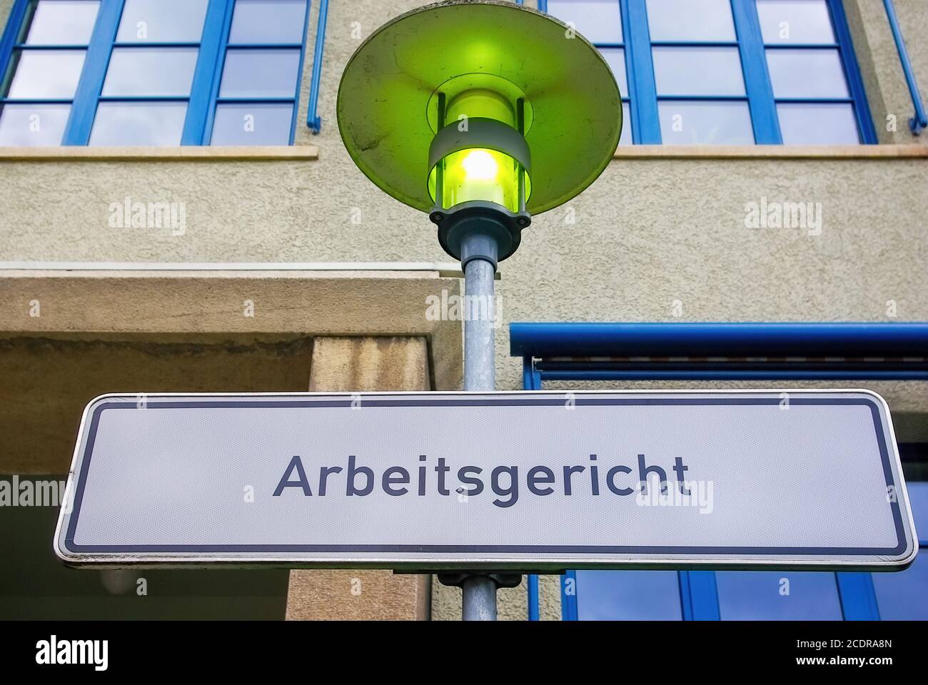 Cartello informativo ARBEITSGERICHT at a lamppost, Labour Court Reutlingen, Baden-Württemberg, Germania. Foto Stock