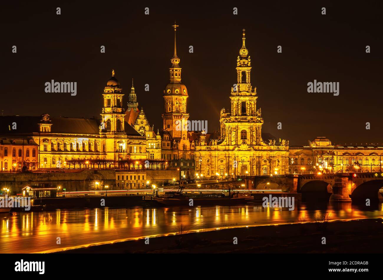 Immobili Casa, Palazzo residenziale e Hofkirche di notte, storica Città Vecchia di Dresda, Sassonia, Germania. Foto Stock