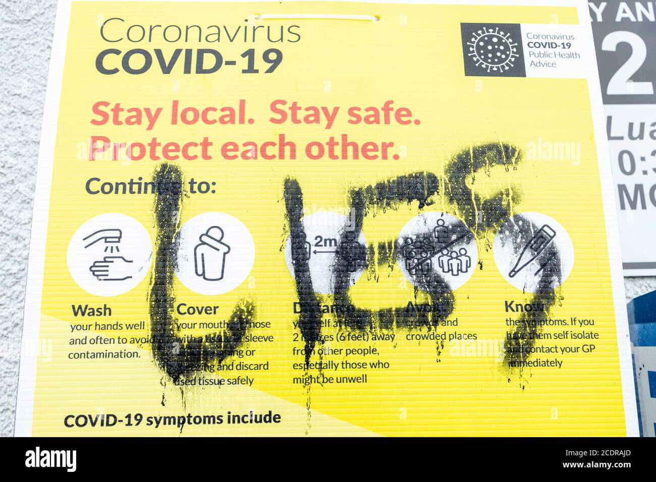 Kinsale, Contea di Cork, Irlanda. 29 Agosto 2020. Covid 19 segni di sicurezza con sgranatura verniciata a spruzzo, buca e sgranchi vandalizzando i manifesti da persone che credono che il coronavirus pandemico non sia reale. Foto Stock