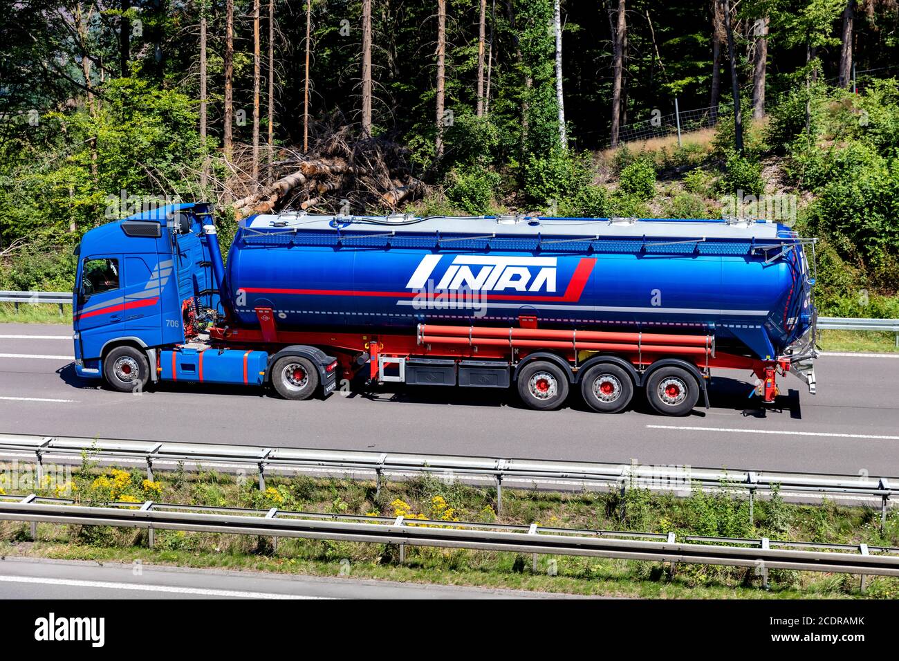 Carro FH intra Volvo con rimorchio silo in autostrada. Foto Stock