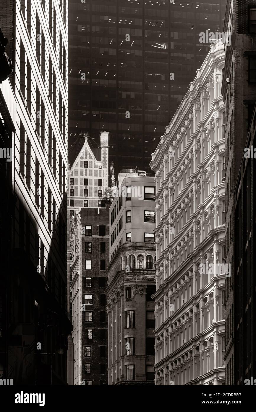 Vista sulla strada urbana di New York City con architettura storica Foto Stock
